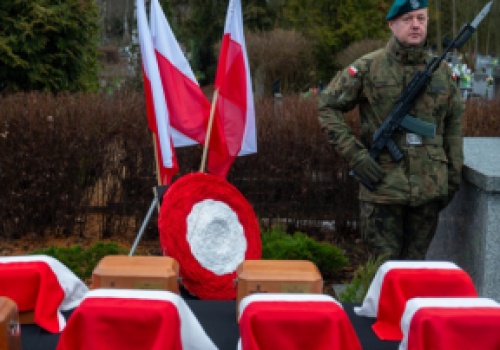 Prochy ośmiu powstańców wielkopolskich złożono w kolumbarium na cmentarzu junikowskim w Poznaniu