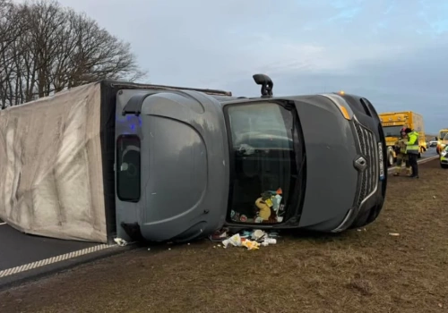Dostawczak przewrócił się na S5. Zablokowane zostały oba pasy w stronę Poznania