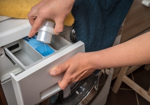 Pranie zamiast białe jest szare? To nie wina proszku, a tej klapki w pralce