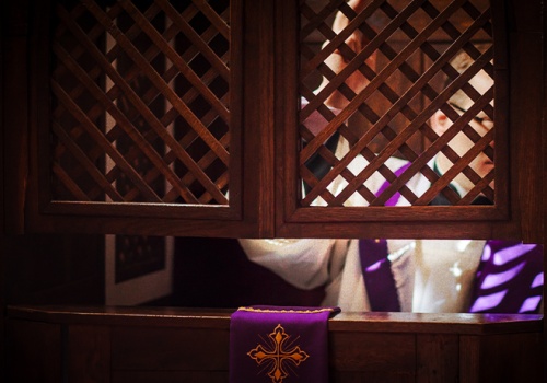 „Konfesjonał na świeżym powietrzu”. Francuski ksiądz spowiada na wyciągu narciarskim