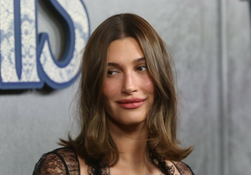 Hailey Bieber poszła na całość. Prześwitująca suknia sporo odsłoniła