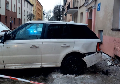 Pijany 61-latek uderzył w samochody i budynek na ul. Drzymały w Chojnicach