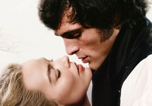 Wichrowe wzgórza – recenzja filmu. Niegrzeczna wersja