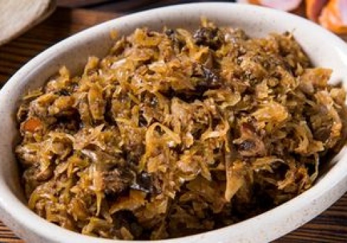 Dodaję do bigosu kilka ziarenek. Dla wielu to zapomniana przyprawa, ale ja nie wyobrażam sobie gotowania bez niej