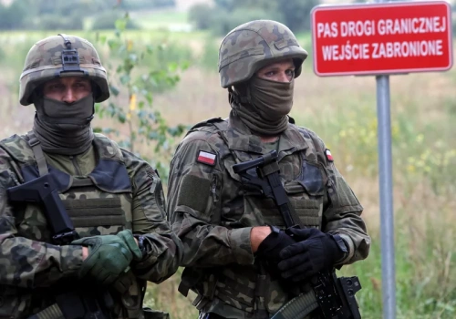 Żołnierz postrzelił migranta na granicy. Szef MON zabrał głos