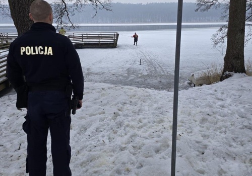 Pod mężczyzną załamał się lód. Chciał uratować psa