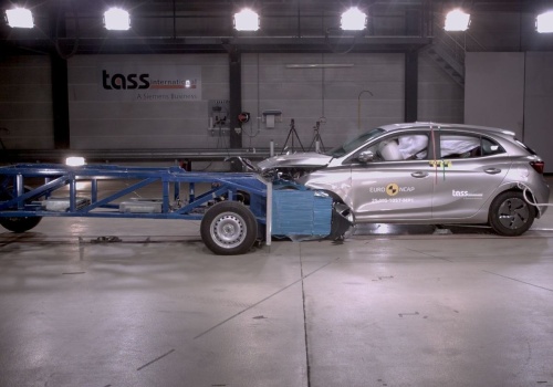 Chcesz przeżyć wypadek? Musisz się mocniej rozpędzić. Szokujący wniosek ADAC