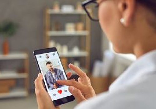 Boty, ghostwriterzy i raje podatkowe. Platformy randkowe to biznes, który wyciska łzy i pieniądze