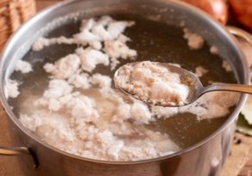 Czy trzeba usuwać szumowiny z rosołu? Wyjaśniamy, z czego powstaje piana