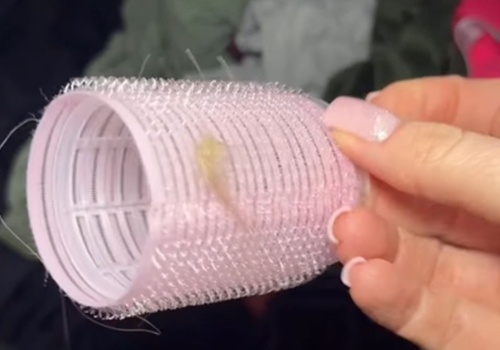 Pokazała, po co wrzuca wałek do włosów do pralki. Ten trik zasługuje na medal