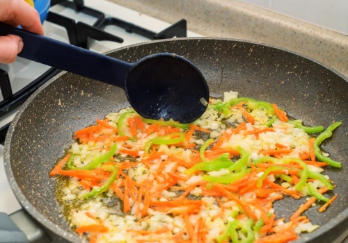 Pierwsze minuty na patelni decydują. To zdrowszy sposób na pyszne warzywa