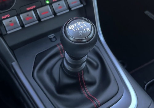 Koniec manualnych skrzyń i ręcznych hamulców. Kierowcy ich nie chcą