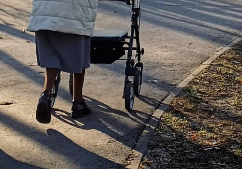 89-latka zapisała sąsiadce mieszkanie i setki tysięcy. 