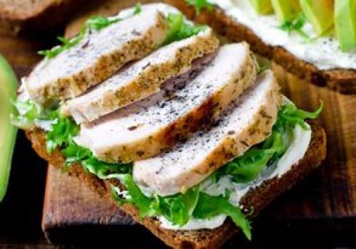 Domowa wędlina z kurczaka. Szybka, o połowę tańsza niż ze sklepu i nie boję się podać jej dzieciom