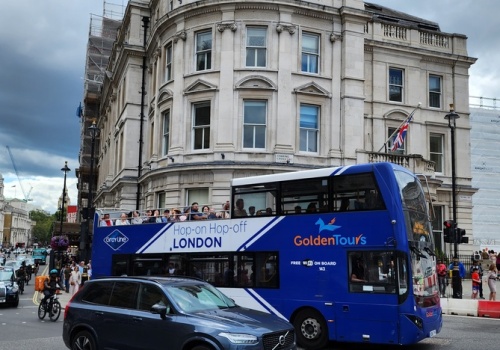 Stał 10 minut przy ruchliwej ulicy. Potem sprawdził krew pod mikroskopem