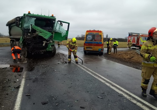 Zderzenie dwóch samochodów ciężarowych na DK15