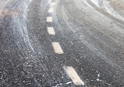 Uwaga na lód w Nowym Sączu! IMGW ostrzega: nocą drogi i chodniki mogą zamienić się w lodowisko