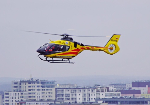 Pożar domu w Piotrowicach. Dwóch mężczyzn z poparzeniami, jeden przetransportowany do szpitala śmigłowcem LPR