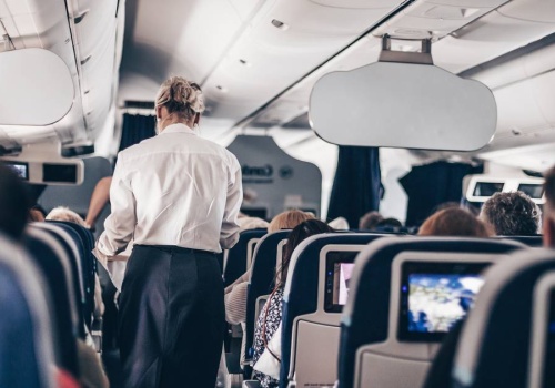 Stewardesa rozlała wino na markową torebkę. Pasażerka żąda 25 tys. zł odszkodowania