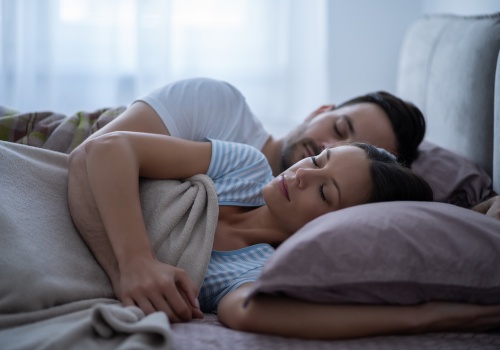 Zmienia się kultura snu Polaków. Coraz więcej z nas wybiera „model skandynawski”