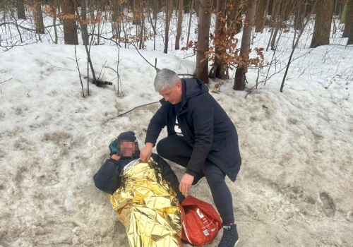 Policjant ruszył na ratunek. Odnaleziony w rowie mężczyzna mógł zamarznąć