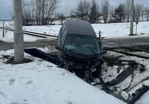 Wjechał Renaultem pod pociąg w Suścu. Niebezpieczne zdarzenie na przejeździe kolejowym