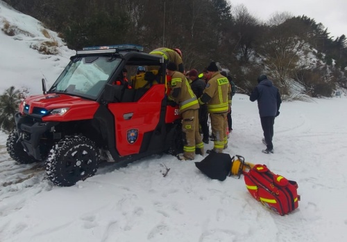 Paralotniarz spadł z klifu w Chłapowie. Po trudnej akcji ratunkowej mężczyzna trafił do szpitala
