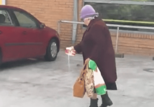 Seniorka przed marketem zrobiła coś nieoczekiwanego. Nagranie podbija internet