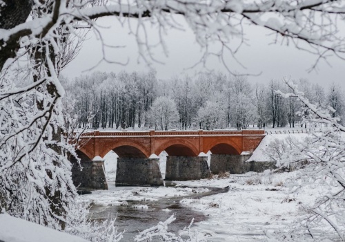 Zapomnij o zatłoczonej Wenecji. Tu znajdziesz kanały i najszersze wodospady w Europie