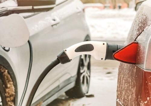 Stanęli w kolejce do ładowania. Zablokowali główną drogę