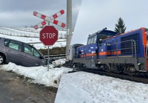 Chwile grozy na torach. Wjechał prosto pod pociąg