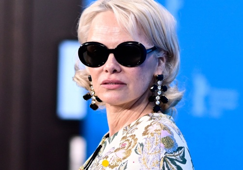 Pamela Anderson zjawiła się na Berlinale. Stylizacja aktorki idealnie podkreśla nogi