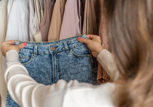 Chcesz wysmuklić i optycznie wydłużyć nogi? Ten fason spodni jest dla ciebie