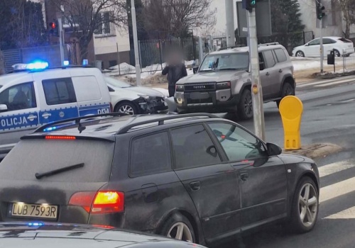 Zderzenie dwóch Toyot na lubelskim Kośminku. Na miejscu policjanci