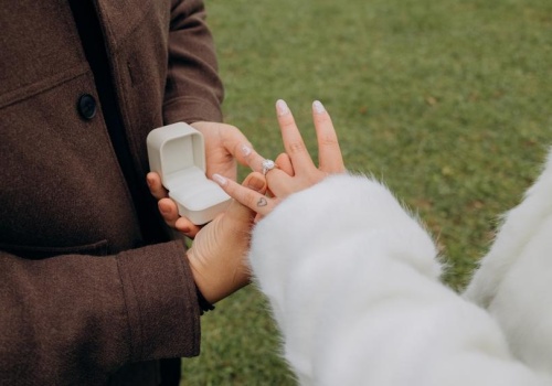 Pierścionek zaręczynowy droższy niż wakacje. Tyle Polacy płacą za symbol miłości