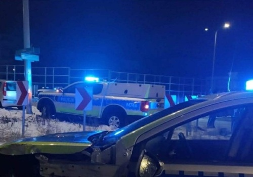 Nocny rajd ulicami Białegostoku. Nastoletni kierowca uszkodził radiowóz