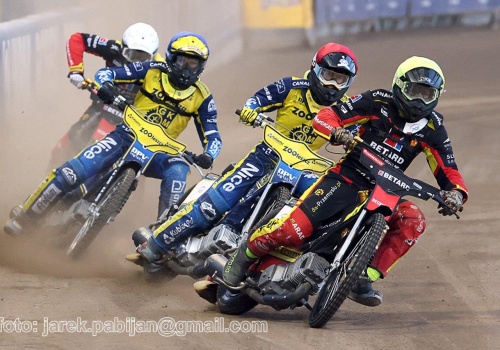 Żużel. Kontrowersyjny przepis zagraża polskiemu żużlowi? Znany dziennikarz nie kryje oburzenia!