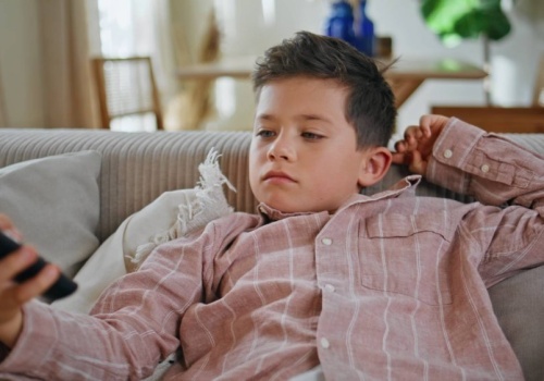 Nowy trend rodzicielski to znak naszych czasów. Rodzice płacą dzieciom za wstanie z kanapy