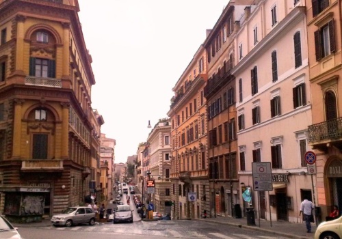 Ta jedna uliczka nie miała być atrakcją. Zamiast tego wciąga turystów w głąb miasta