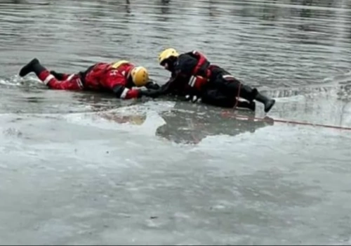 Tragedia na jeziorze. Pod wędkarzem załamał się lód. Mężczyzna nie żyje