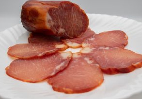 Babcia nacierała mięso solą, cukrem i wkładała do pończochy. Zapomniany przepis na wędlinę wraca do łask