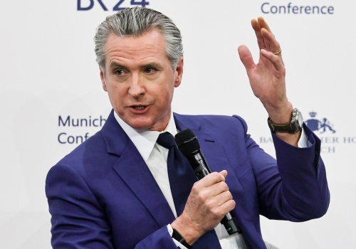 Newsom podczas MSC ostro uderzał w Trumpa. 
