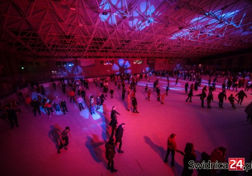 Walentynkowa dyskoteka na świdnickim lodowisku przyciągnęła tłumy