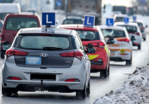 Wypadek na kursie prawa jazdy. Odpowiada kursant czy instruktor? Sąd rozstrzygnął spór