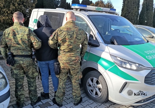 Ujęcie Ukraińca w Krakowie. Pod konwojem został wydalony z Polski