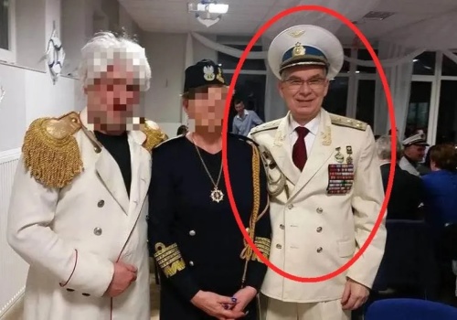 „Sztandar trzeba trzymać wysoko”. Senator Nowej Lewicy pozuje... w mundurze kapitana ZSRR