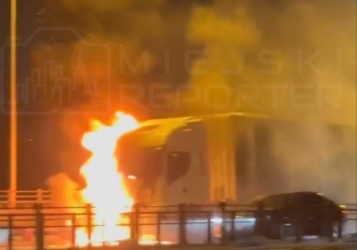 Pożar ciągnika siodłowego na Moście Grota-Roweckiego. Trwa akcja gaśnicza