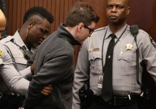 Miał 15 lat, gdy odebrał życie pięciu osobom. Motyw szokuje. Obrona: zabił, bo brał leki na trądzik