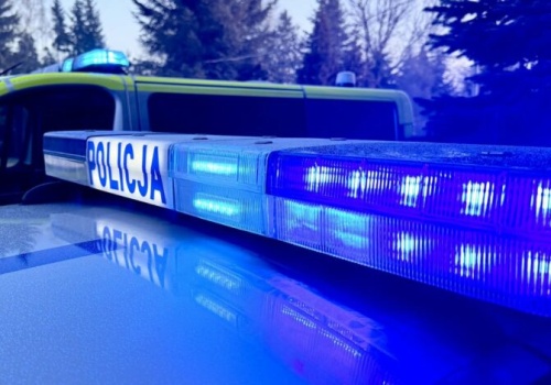 Samochód wjechał w dom, 13 osób ewakuowanych