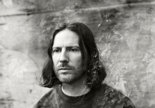 Audiowizualna podróż przez pamięć – Rival Consoles wraca do Polski z nowym show